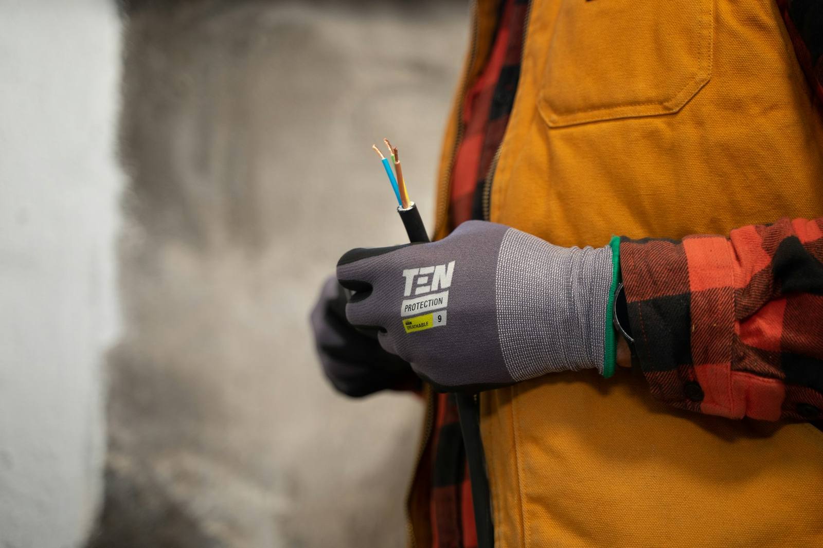 Elektriker mit Kabel in der Hand