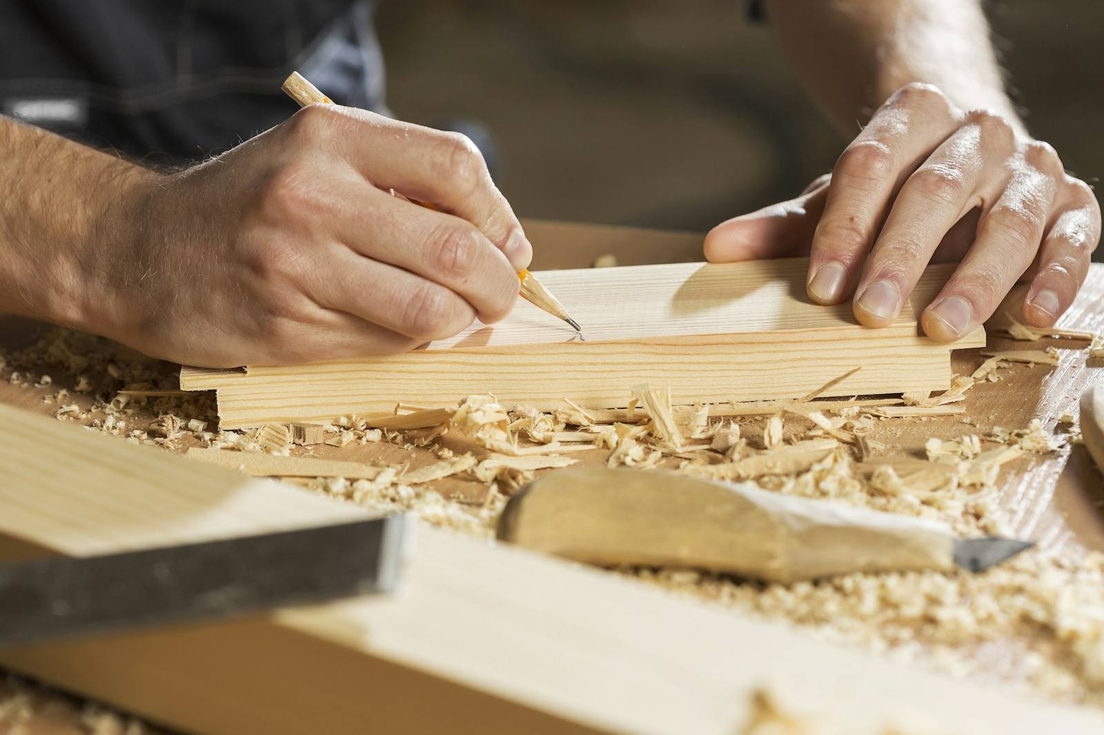 Hände zeichnen auf Holz an